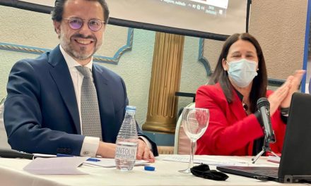 Fernández-Lasquetty se reúne en Móstoles con colectivos vecinales para explicar la política económica del Gobierno regional