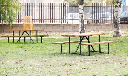Móstoles instala nuevas mesas merendero en los parques verdes de la ciudad