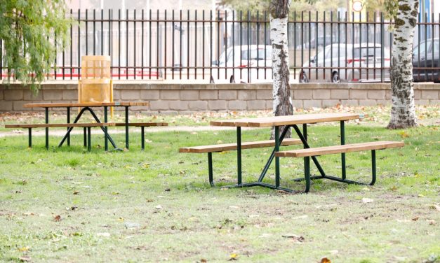Móstoles instala nuevas mesas merendero en los parques verdes de la ciudad