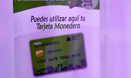 Más de 1.600 mostoleños empiezan a recibir las tarjetas monedero para productos de primera necesidad