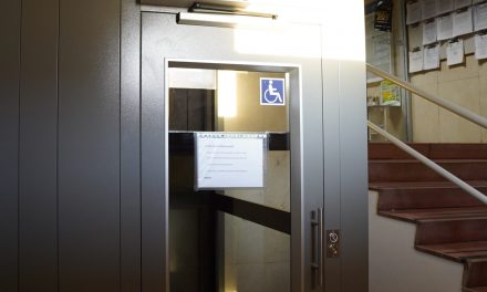 Móstoles moderniza la plataforma elevadora vertical de la entrada al consistorio