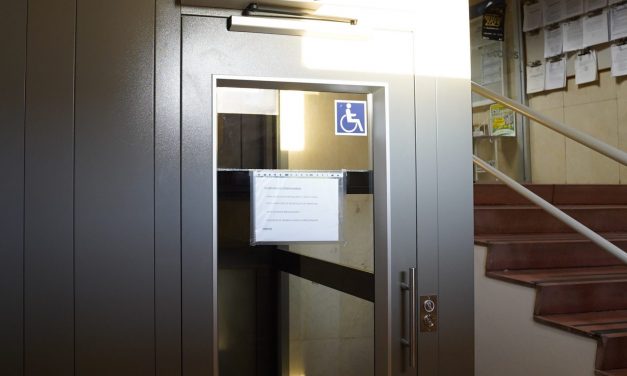 Móstoles moderniza la plataforma elevadora vertical de la entrada al consistorio