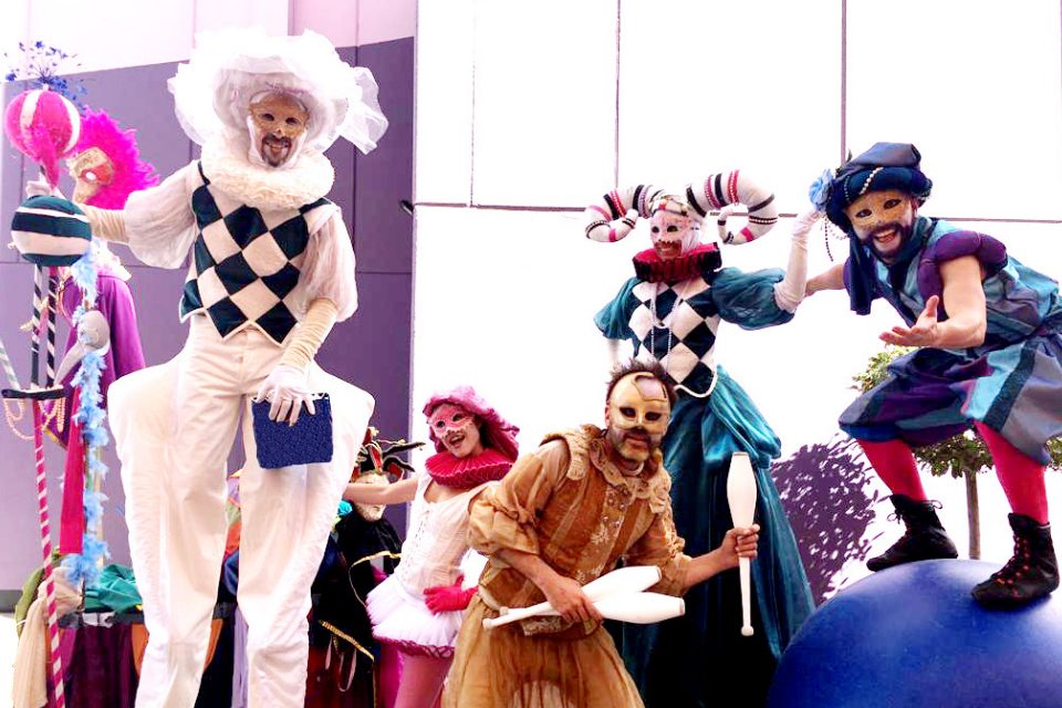 La esencia del Carnaval de Venecia llega a intu Xanadú con pasacalles y acróbatas
