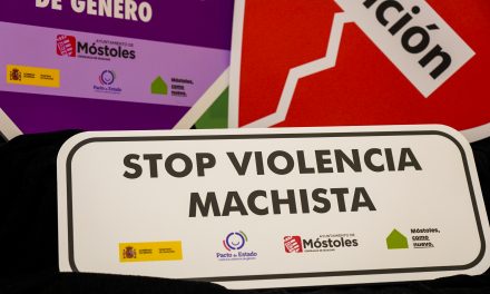 Móstoles instala señales en la vía pública con mensajes contra la violencia machista
