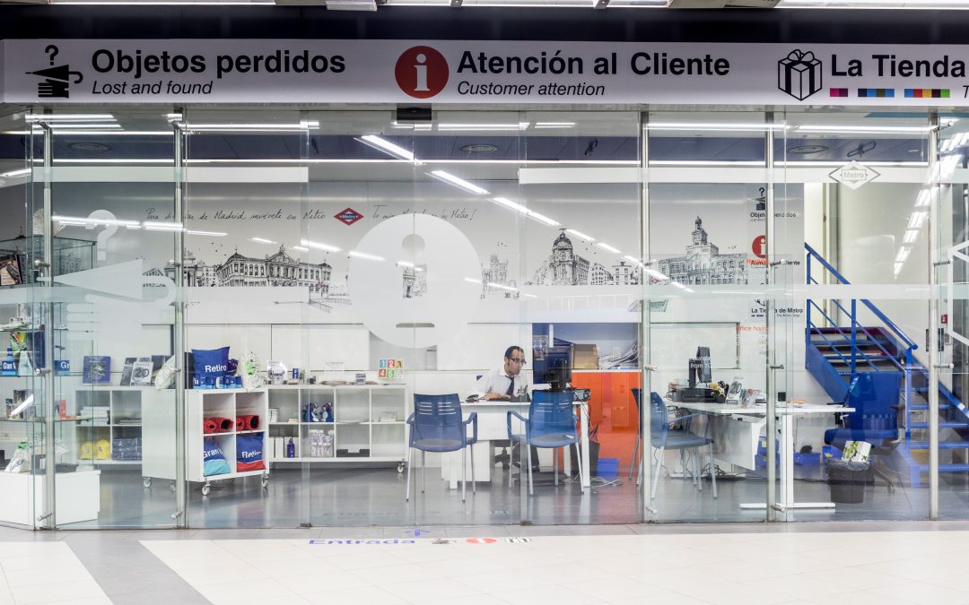 La Comunidad de Madrid custodia cada año cerca de 60.000 objetos perdidos en los trenes y estaciones de Metro