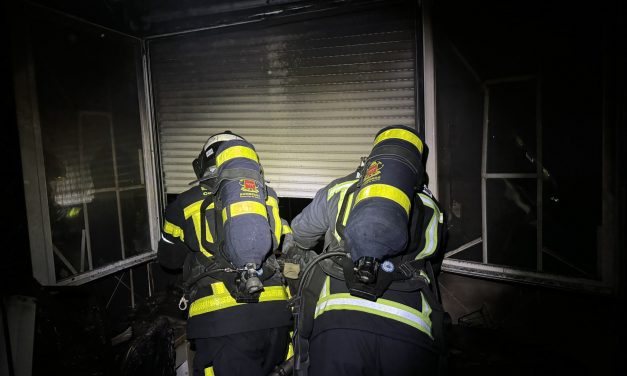 Una mujer de 83 años, intoxicada leve tras un incendio en una vivienda en Móstoles