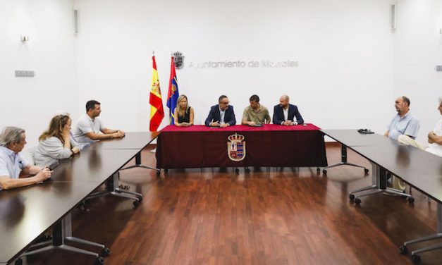 Móstoles firma el contrato para la gestión del complejo deportivo de Parque Coimbra con una inversión de 3,1 millones de euros