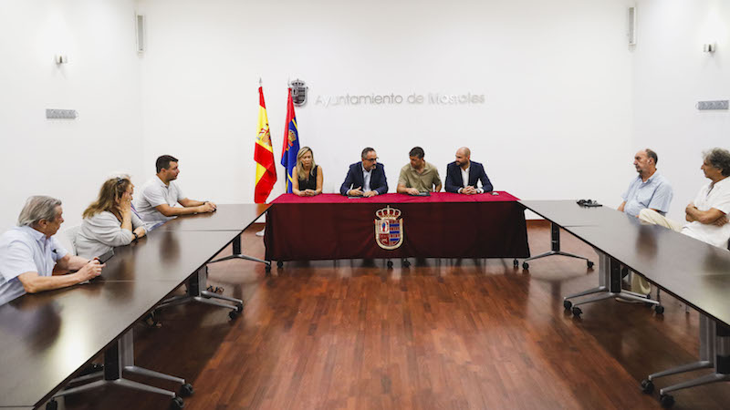 Móstoles firma el contrato para la gestión del complejo deportivo de Parque Coimbra con una inversión de 3,1 millones de euros