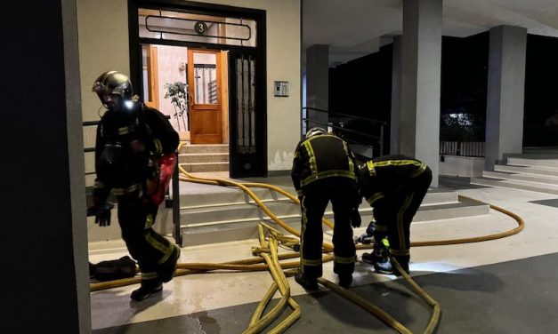 Los bomberos evitan la propagación de un incendio en un edificio de seis plantas en Móstoles