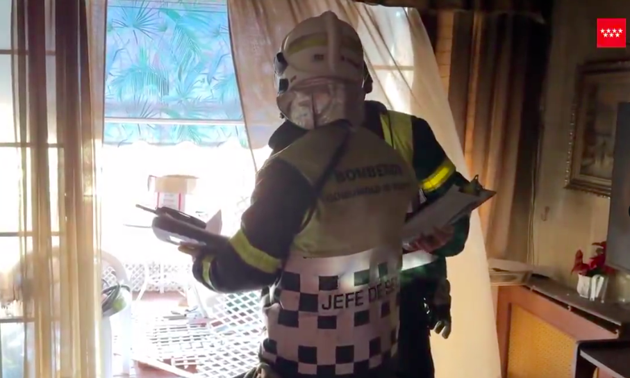Fallecen dos hermanos en un incendio en Móstoles; su padre es rescatado por los bomberos