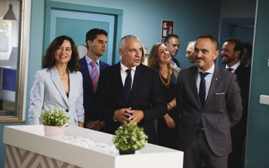 Ayuso inaugura el curso escolar en Móstoles con una visita al centro de FP Simone Ortega