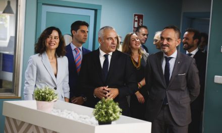 Ayuso inaugura el curso escolar en Móstoles con una visita al centro de FP Simone Ortega