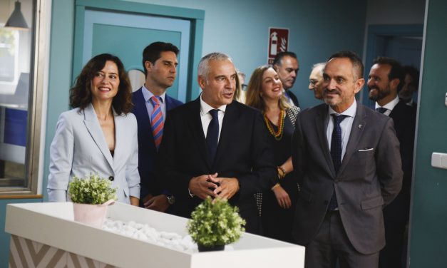 Ayuso inaugura el curso escolar en Móstoles con una visita al centro de FP Simone Ortega