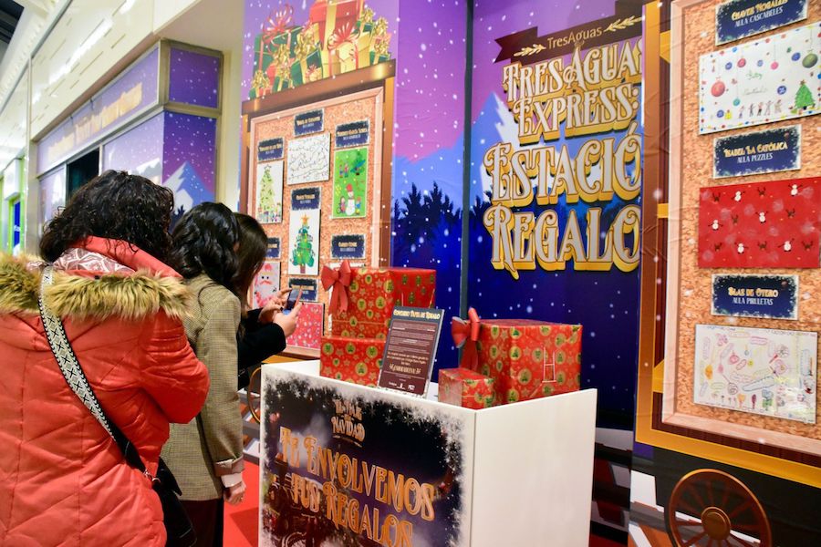 La Navidad se envuelve en inclusión: los niños con TEA crean el papel de regalo de TresAguas