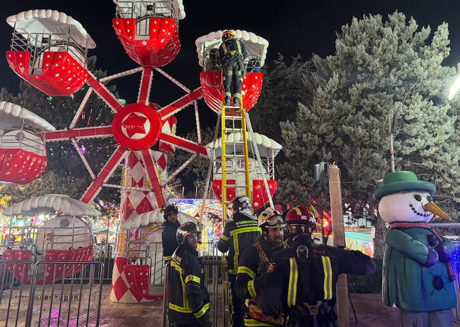 Cinco personas rescatadas por los bomberos tras quedarse atrapadas en una noria infantil en Móstoles