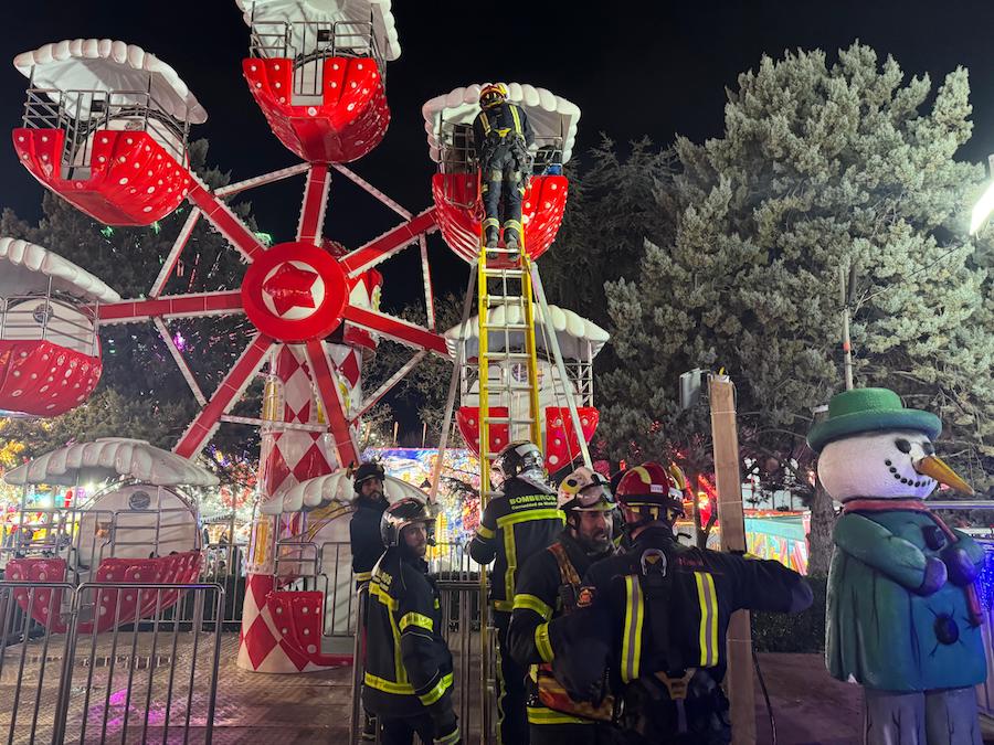 Cinco personas rescatadas por los bomberos tras quedarse atrapadas en una noria infantil en Móstoles