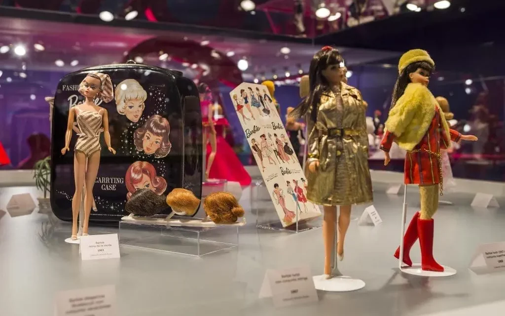 La exposición “Barbie, cine y moda” se instala en Móstoles con más de 200 muñecas de colección