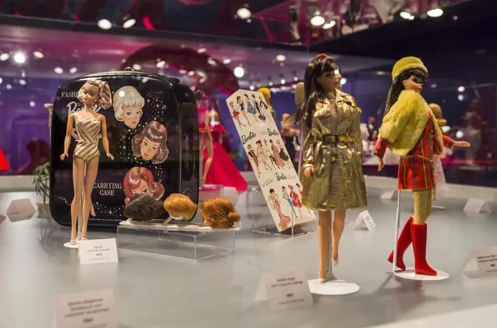 La exposición “Barbie, cine y moda” se instala en Móstoles con más de 200 muñecas de colección