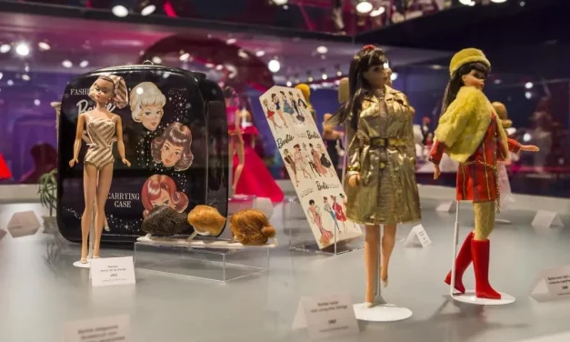 La exposición “Barbie, cine y moda” se instala en Móstoles con más de 200 muñecas de colección