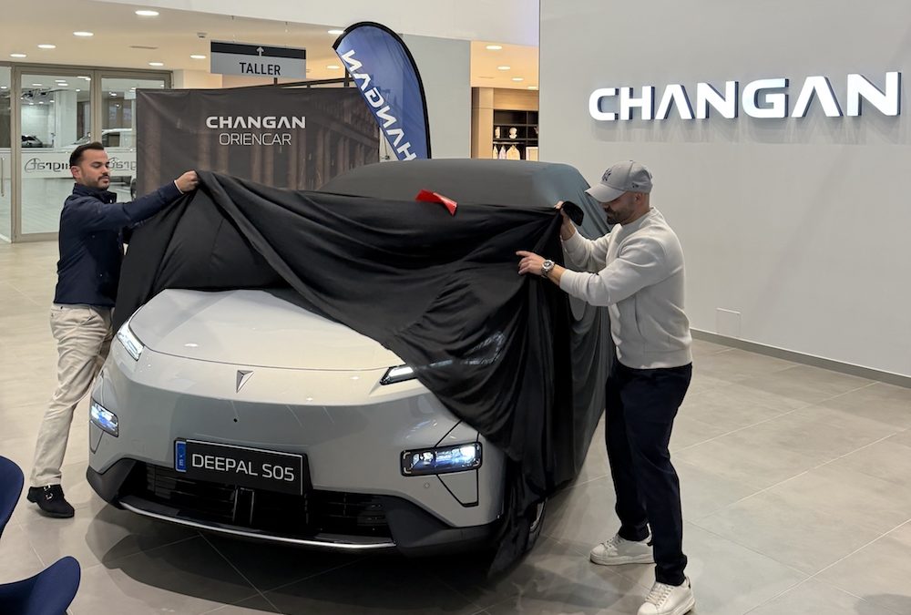 El concesionario Changan Oriencar realiza la primera entrega de un vehículo Changan a un cliente particular en España