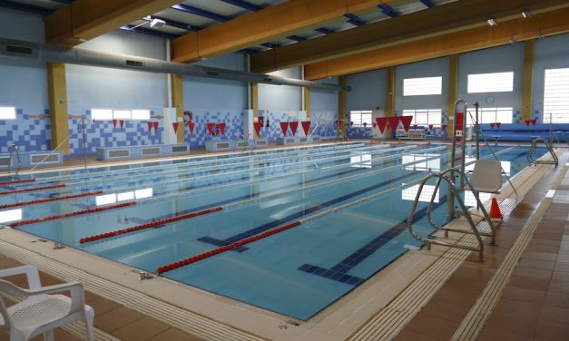 Móstoles amplía con 150 nuevas plazas las clases municipales de natación para niños